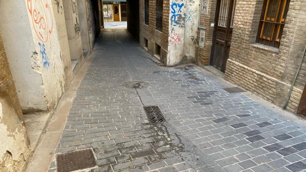 Estado habitual que presenta la calle La Palma llena de restos de orines.