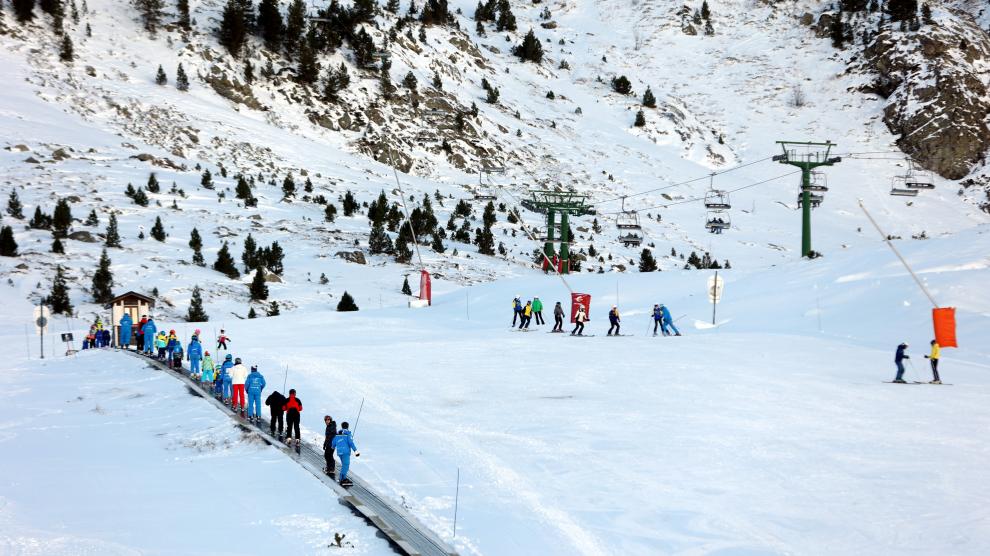 Desde primera hora se pudo ver a los primeros esquiadores de la temporada cogiendo remontes y bajando pistas en la estación de esquí de Formigal-Panticosa