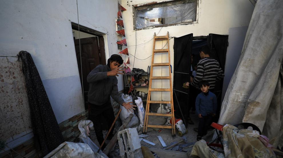 Palestinos comprueban el efecto de un bombardeo en una zona al sur de la Franja de Gaza.