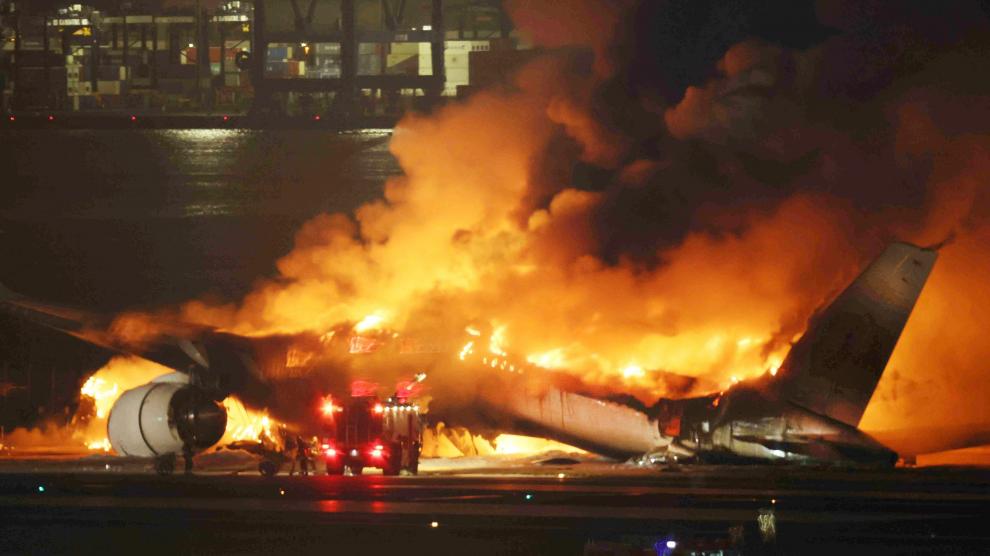 Imágenes del avión incendiado en el aeropuerto Haneda de Tokio.