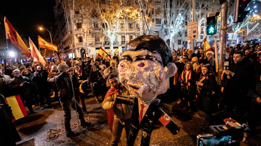 Protesta en Ferraz en Nochevieja en la que se apaleó un muñeco de Pedro Sánchez.