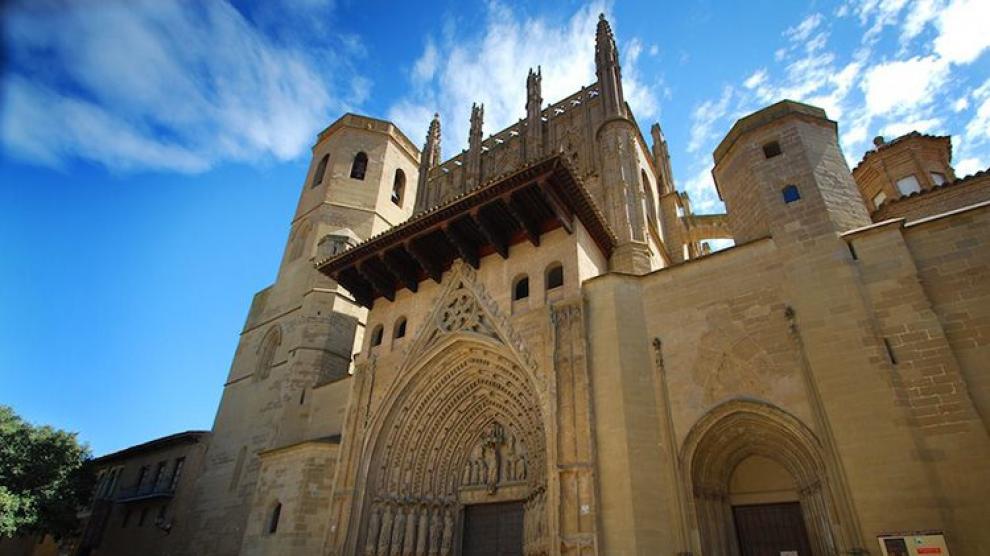 Vista general de la Catedral de Huesca y el Museo Diocesano, desde la plaza de la Catedral