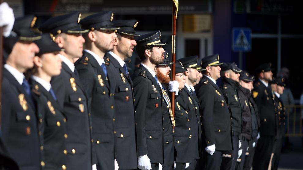 Agentes en el acto del izado de bandera Policia Nacional, en la conmemoración de su bicentenario.