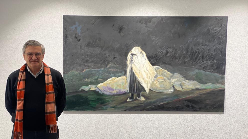 Fernando Alvira, junto a su cuadro Las camas de la muerte.