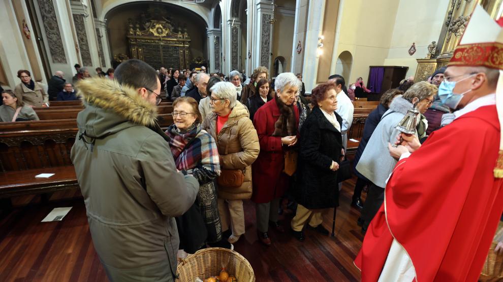 Celebración de la eucaristía en honor a San Vicente, el año pasado, con el tradicional reparto de naranjas.