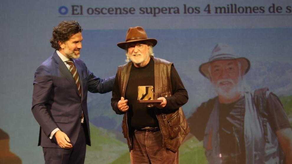 Eugenio Monesma con la pajarita de oro en Cultura que le entregó a Íñigo de Yarza