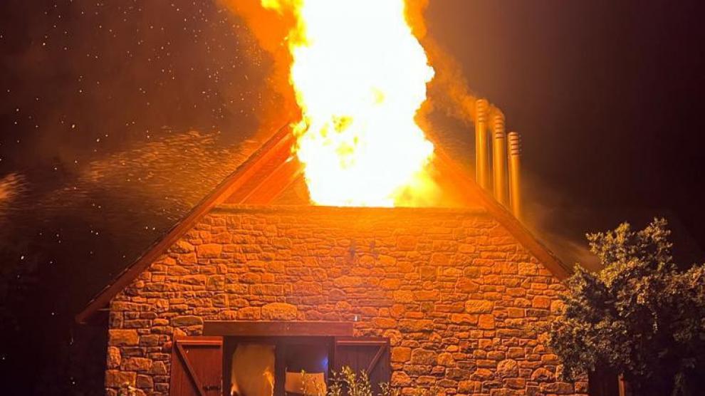 Espectacular incendio en un tejado de una vivienda de Espierba, en el municipio de Bielsa.