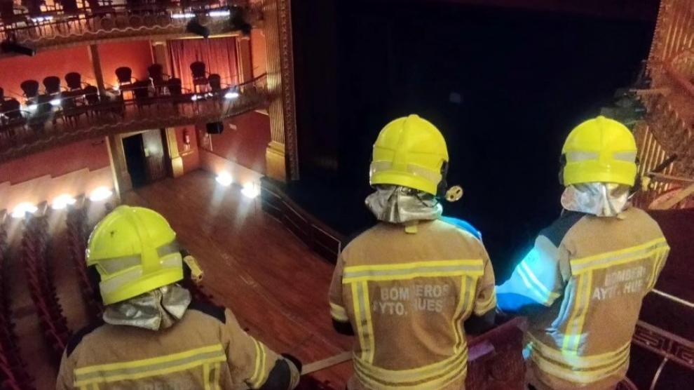 Un foco de humo ha hecho saltar la alarma del Teatro Olimpia, a donde acudieron los bomberos de madrugada.