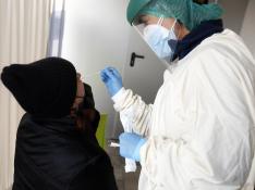 Una prueba de detección del virus, al comienzo de esta ola, en el Centro de Salud Los Olivos-Santo Grial.