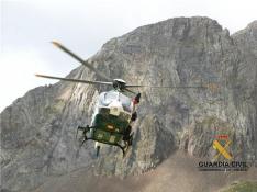 Trabajos de un helicóptero en un rescate de montaña.