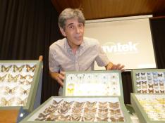 Enrique Murria, entomólogo, con una muestra de su colección de mariposas