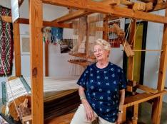 Marie Nëlle junto a las máquinas de telares que se encuentran en el Museo Taller Textil de Triste.