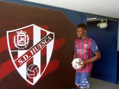 Aboubakary Kanté posa junto al escudo de la SD Huesca.
