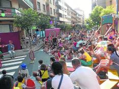 Imagen 79900382 Teatro sobre ruedas con la compañía de Patri Coronas, ayer por la tarde en la calle Serrablo.