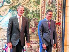 El Rey Felipe VI ayer con Sánchez en el Palacio de la Almudaina.