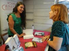 Rosario Raro conversa con una lectora en una de las casetas de la Feria del Libro de Jaca.