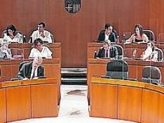 Un instante de la sesión plenaria de las Cortes de Aragón celebrada ayer.