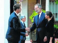 Los reyes don Felipe y doña Letizia saludan el embajador de Reino Unido en España, Hugh Elliott.