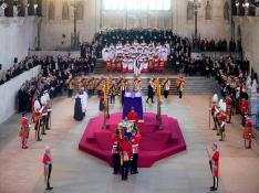 Capilla ardiente de Isabel II en la abadía de Westminster cortejo fúnebre   féretro   desfile  Palacio de Westminster.