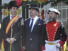Roberto Liébana, a la derecha, junto a Soro y el alcalde, participando en la recreación histórica de la inauguración de la Estación Internacional, el pasado julio.