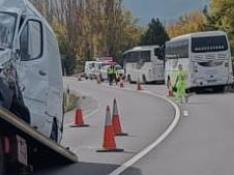 accidente choque autobus furgoneta hostal ipies