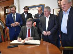 CDM_2830 Rajoy durante la firma en el Libro de Honor