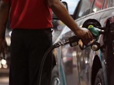 El precio de los carburantes cae casi un 1% y marca nuevos mínimos en lo que va de año
