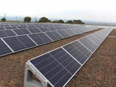 FOTO IMAGEN Placas fotovoltaicas instaladas en la planta potabilizadora de Binéfar.