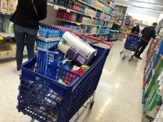 Compras compulsivas en un supermercado.