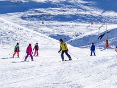 esquiadores día soleado en Aramón Cerler.