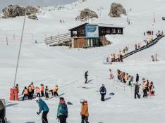 Ambiente en la estación de esquí de Candanchú, este lunes.