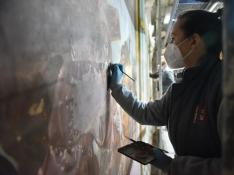 Trabajos de restauración de las pinturas de Fray Manuel Bayeu, ayer, en la Cartuja de Las Fuentes.