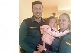 Fernando Bravo y Bárbara Herguido junto a la pequeña Triana.  albalatillo guardia civil