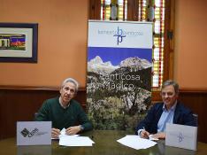 Salvador Cored y Jesús González firman el convenio entre Ceos-Cepyme Huesca y el Balneario de Panticosa.