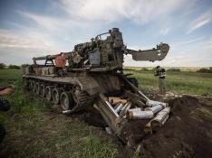 Fotografía de los restos de un tanque hoy, camino a la localidad de Vil'khivka, en la región de Járkov (Ucrania). FOTO