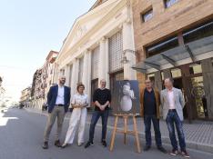Asistentes a la 50 edición del Festival de Cine de Huesca posan junto al cartel.