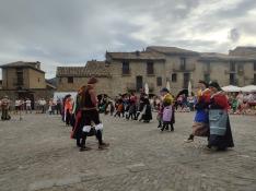Baile tradicional en la plaza Mayor de Aínsa, con la asistencia de numerosos vecinos.