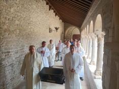 Un momento de la procesión por el claustro con las reliquias del santo. FOTO