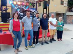 Alejandro Ballesteros “Jani” con algunos de los invitados a la celebración. hit radio el grado