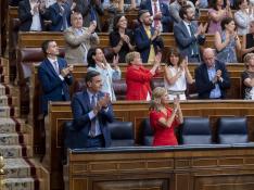 El presidente y varios miembros del PSOE aplauden tras una de las votaciones de ayer en el Congreso. FOTO