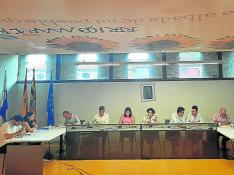 El pleno del ayuntamiento de Graus en el que se informó de la decisión sobre las viviendas.