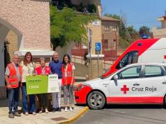 Representantes de AC Seguros y Cruz Roja Monegros posan con el donativo. FOTO