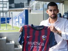 Sebas Martínez, nuevo entrenador del filial, posa con la camiseta de la SD Huesca