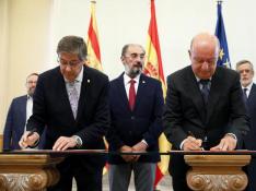 El Presidente y el Vicepresidente del Gobierno de Aragón, Javier Lambán y Arturo Aliaga junto a Jesús Santacruz, participan en la firma de un protocolo de colaboración con Astún