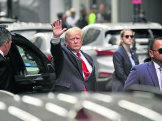 El expresidente Donald Trump, ayer a la salida de la torre que lleva su nombre en Nueva York.