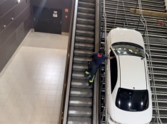 Imagen que recoge las tareas de retirada del vehículo atascado en las escaleras del metro de Madrid.
