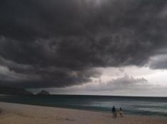 Cielo cubierto por la cercanía de una tormenta en la playa de Alicante.