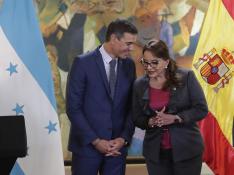 Pedro Sánchez junto a Xiomara Castro, presidenta de Honduras, en el encuentro que ambos han mantenido.