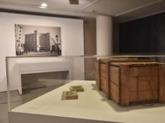 En la exposición se puede ver una de las 48 cajas que viajaron a Ámsterdam con el material de las fotorreporteras.
