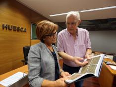Fernando Biarge presenta a la diputada de Cultura de la DPH, Maribel de Pablo, algunas de las imágenes.